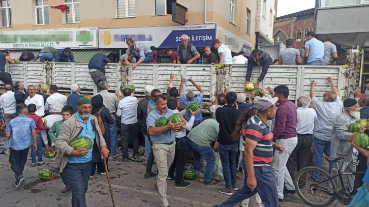 Ahlat’ta bedava karpuz izdihamı
