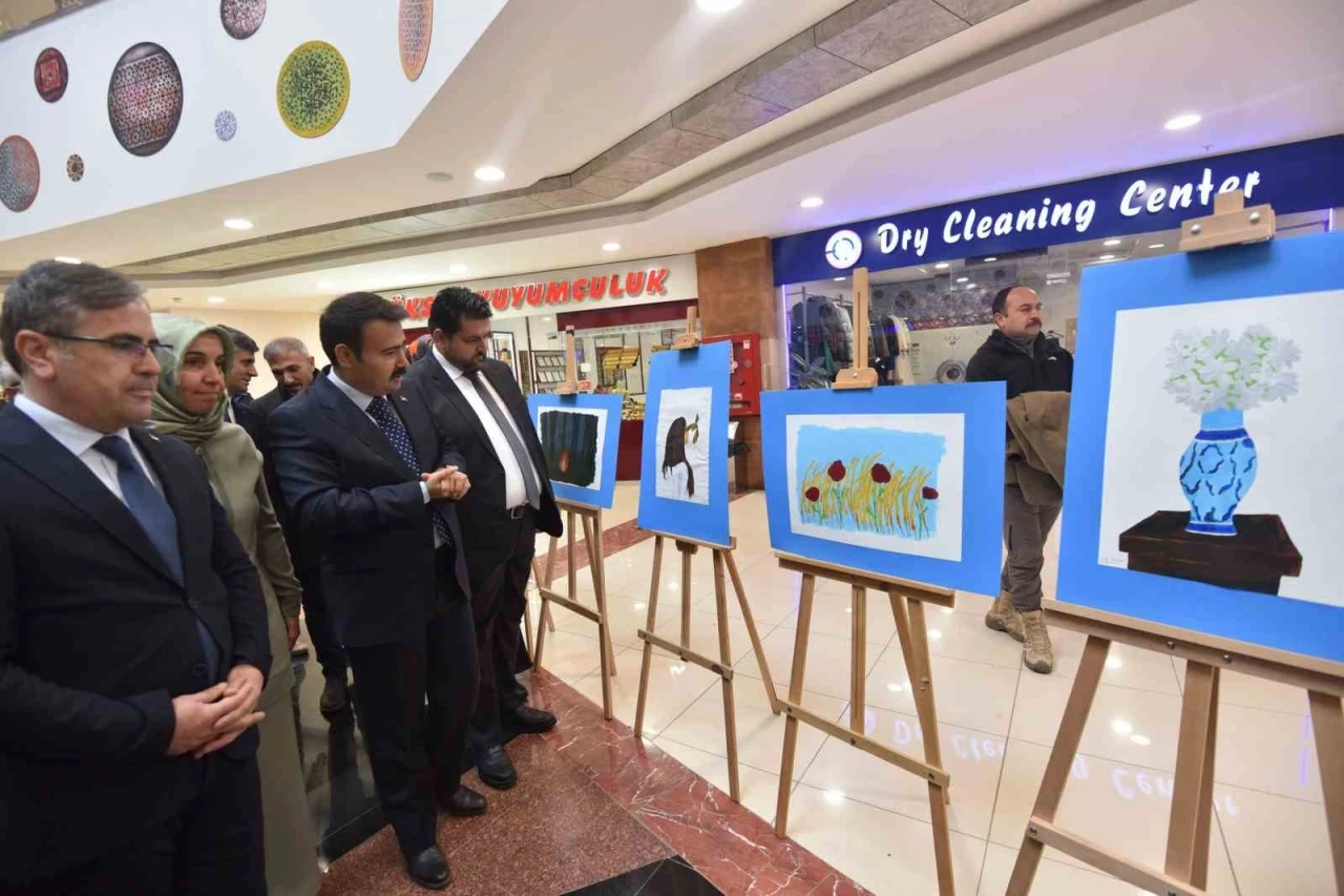 Ahlat’ta “Ben Engelli Olsaydım” resim sergisi açıldı
