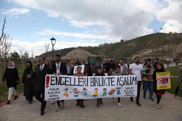 Ahlat’ta farkındalık yürüyüşü
