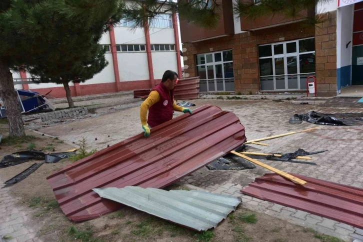 Ahlat’ta fırtına çatıları uçurdu
