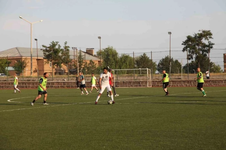 Ahlat’ta ’Şöhretler Futbol Turnuvası’ düzenlendi
