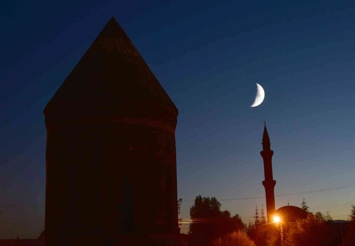 Ahlat’ta ‘Yarım Ay’ın tarihi yapılarla oluşturduğu görüntü hayran bıraktı
