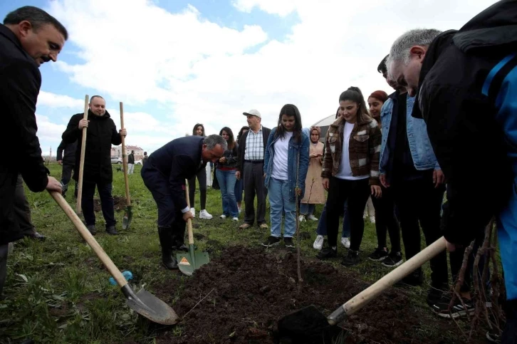 AİÇÜ’de fidanlar meyve vermesi için toprakla buluşturuldu
