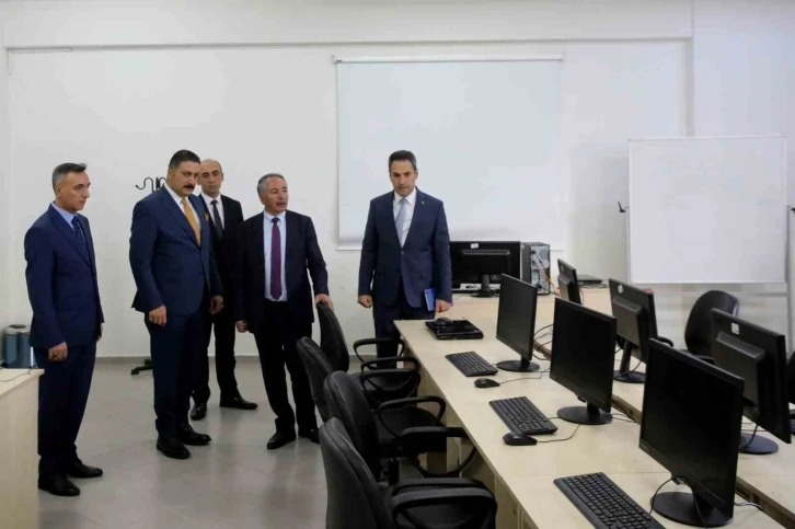 AİÇÜ Fen Edebiyat Fakültesi’nde yeni bir bilgisayar laboratuvarı açıldı
