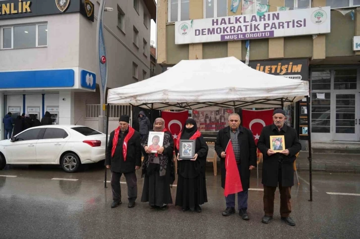 Aileler evlat nöbetine soğuk havaya rağmen devam etti
