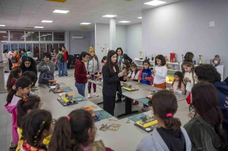 Aileler, sanal gerçekliğin sınırlarını çocuklarıyla birlikte keşfetti
