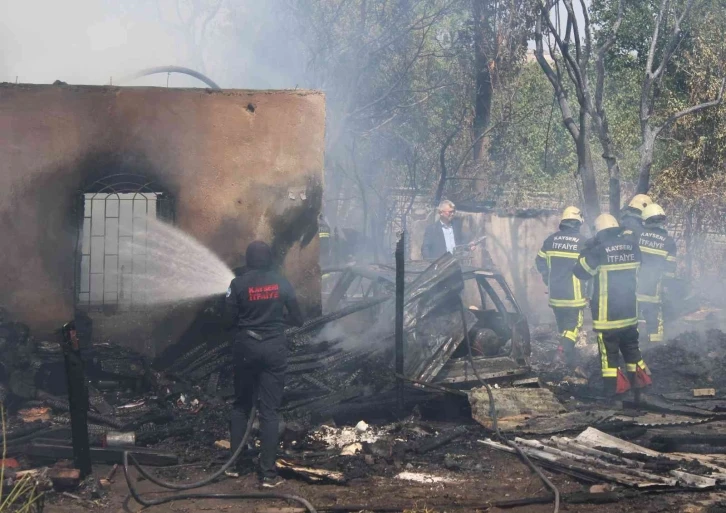 Ailesine kızdı, evi ateşe verdi
