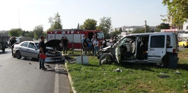 Ailesini havalimanına bırakıp dönerken kazada yaralandı