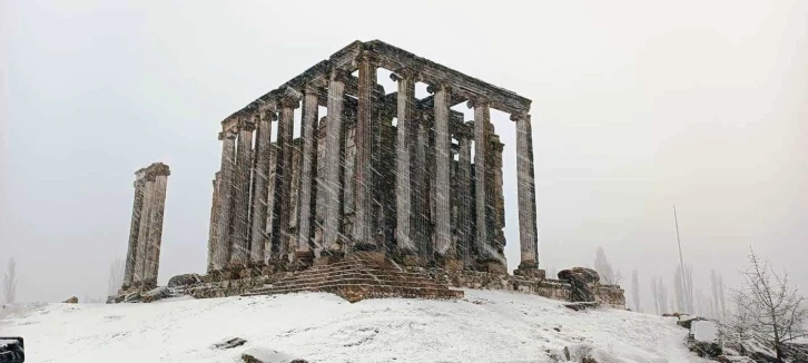 Aizanoi Antik Kenti beyaza büründü
