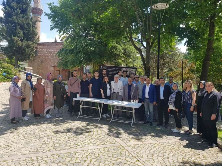 AK Gençler vefat eden gençler ve şehitler için lokma dağıttı
