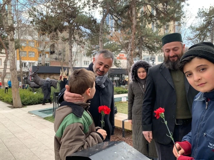 AK nokta üye aracında vatandaşlara karanfil dağıttı
