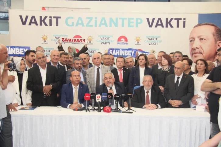 AK Parti Gaziantep İl Başkanlığında devir teslim töreni yapıldı. Çetin; AK Parti İl Başkanlığı binası 24 saat açık olacak.