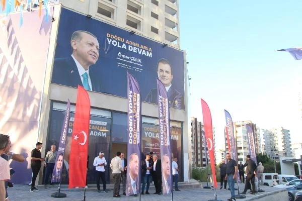 AK Parti'li Ömer Çelik'in seçim bürosundaki görevli bıçaklı saldırıda yaralandı