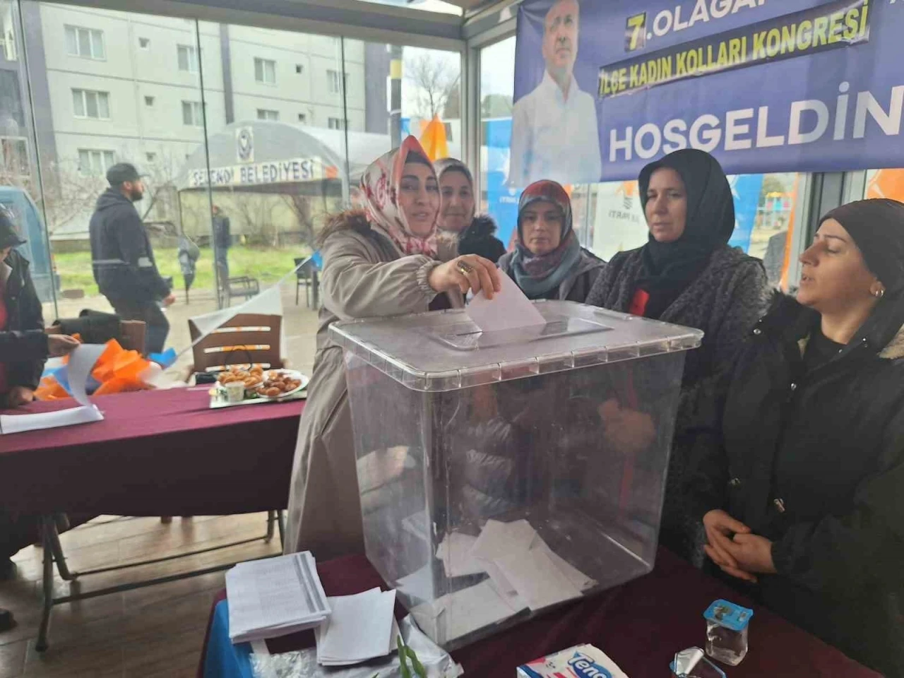 AK Parti Selendi Kadın Kolları Kongresi bayram havasında geçti
