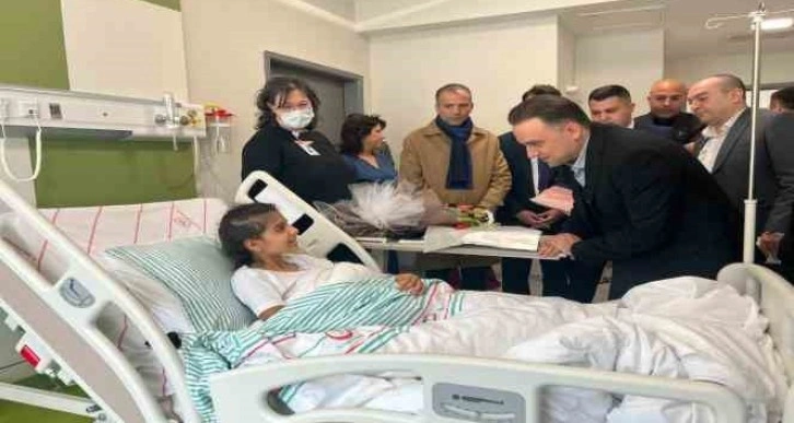 AK Parti’li Baybatur’dan yaralı depremzedelere hastanede ziyaret