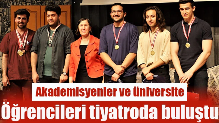 Akademisyenler ve üniversite öğrencileri tiyatroda buluştu