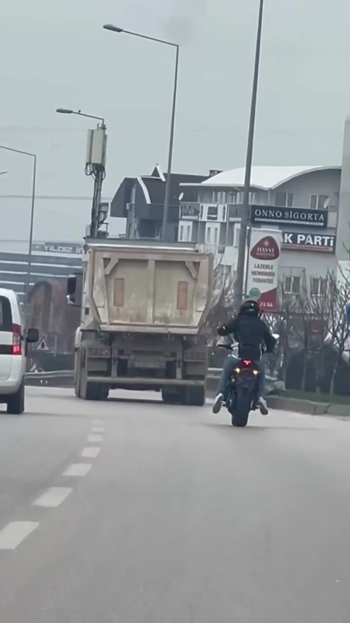 Akan trafikte tek teker ilerledi...
