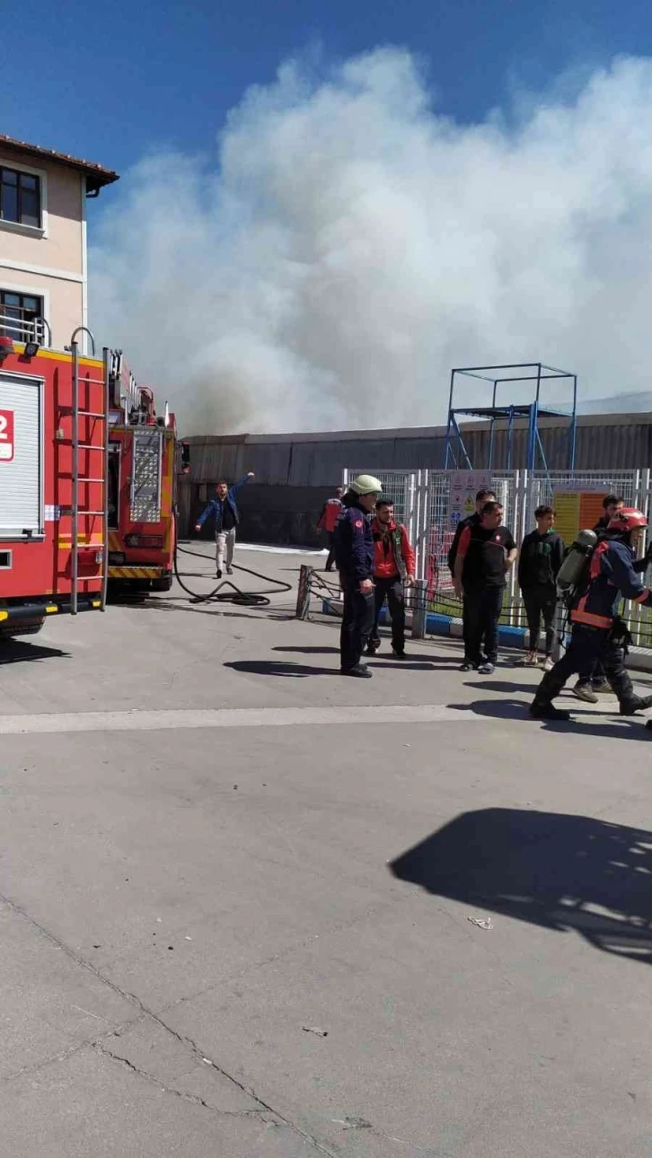 Akaryakıt istasyonu yakınındaki depoda çıkan yangın korkuttu
