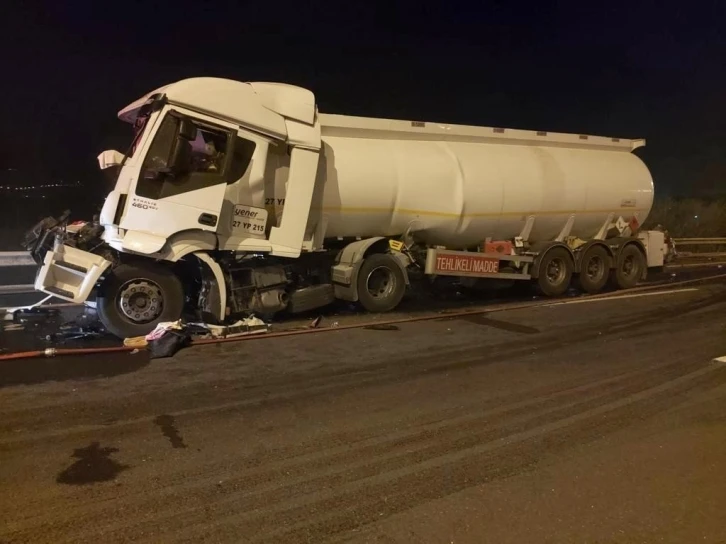 Akaryakıt tankeri tıra arkadan çarptı: 1 ölü
