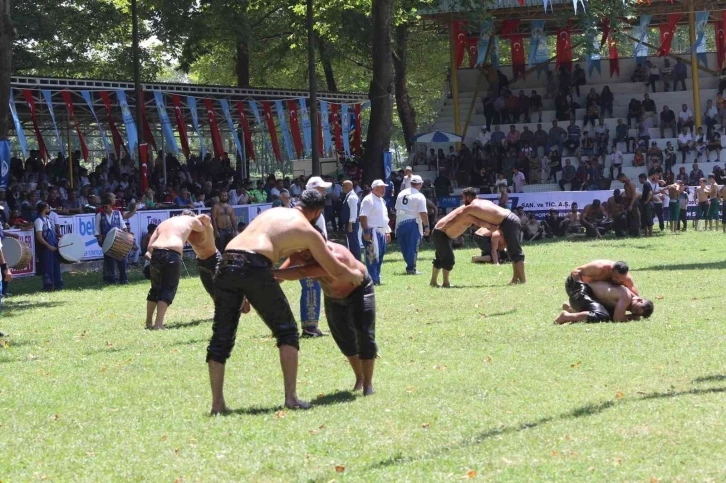 Akbalık Yağlı Güreşleri’nde 600 pehlivan mücadele ediyor
