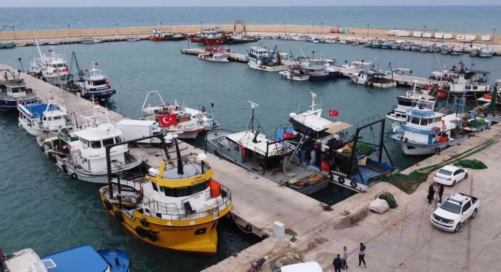 Akdeniz’de balıkçılara fırtına engeli, tekneler kıyıya yanaştı
