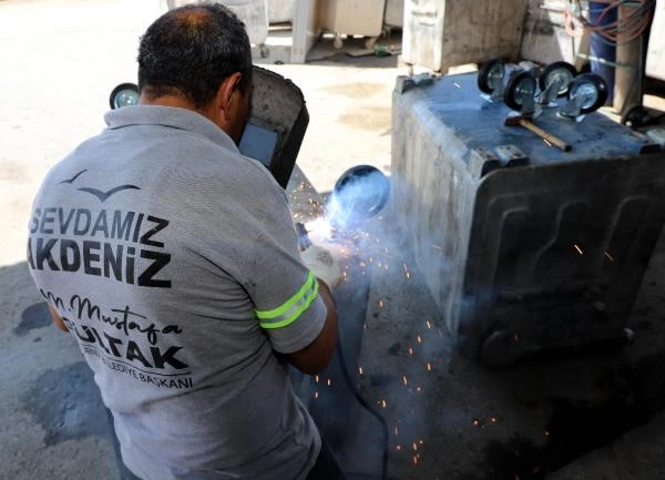 Akdeniz'de çöp konteynerleri tamir ediliyor, yıkanıp dezenfekte ediliyor