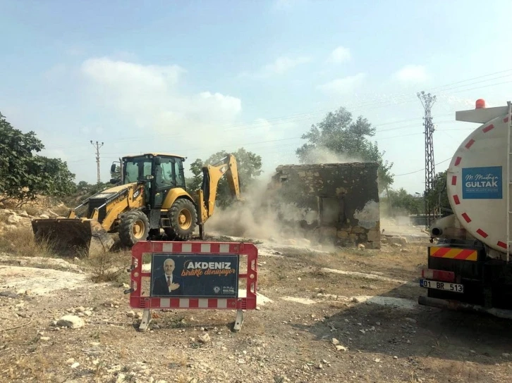 Akdeniz’de metruk binalar yıkılıyor, imarlı yeni yollar açılıyor
