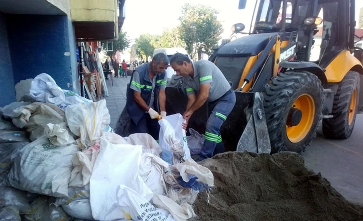 Akdeniz’de moloz ve evsel atıklar toplanıyor
