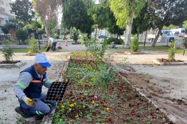 Akdeniz'de park, bahçe ve yeşil alanlar çiçekleniyor