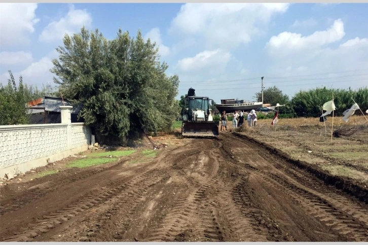 Akdeniz’de yol açma, sathi kaplama, kaldırım yenileme çalışmaları sürüyor
