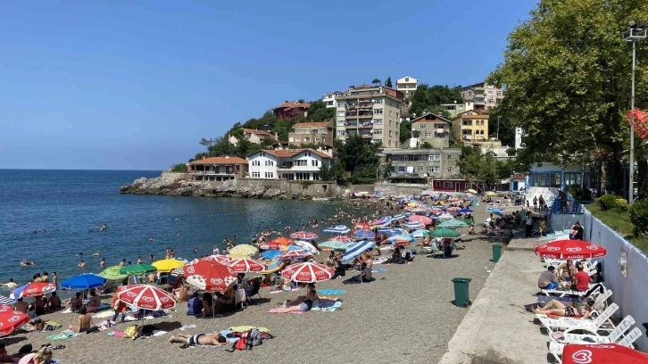 Akdeniz sahillerini aratmadı, yüzlerce vatandaş halk plajına akın etti
