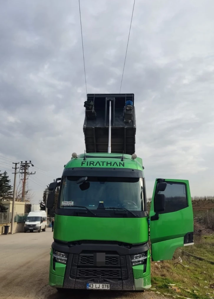 Akıl almaz olay: Damper yüksek gerilim hattına değdi, sürücü elektrik akımına kapıldı
