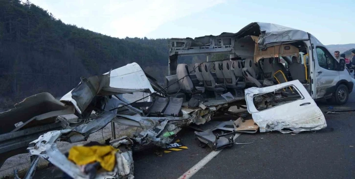 Akıllara durgunluk veren kaza, minibüs kağıt gibi yırtıldı: 1 ölü, 4 yaralı
