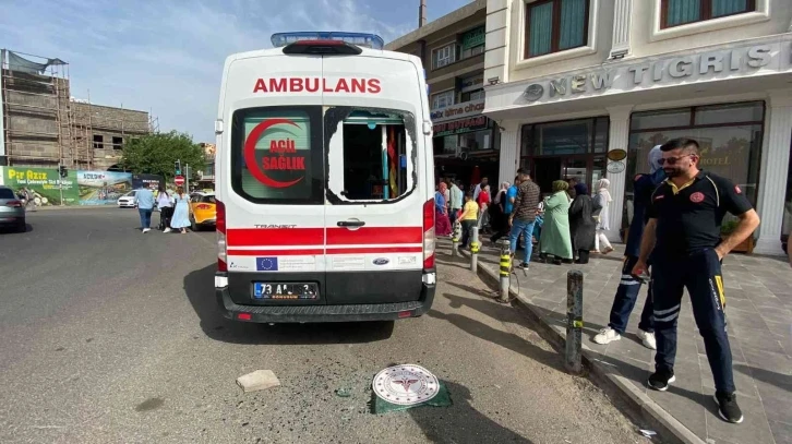 Akli dengesi yerinde olmayan şahıs park halindeki ambulansın camını kırdı
