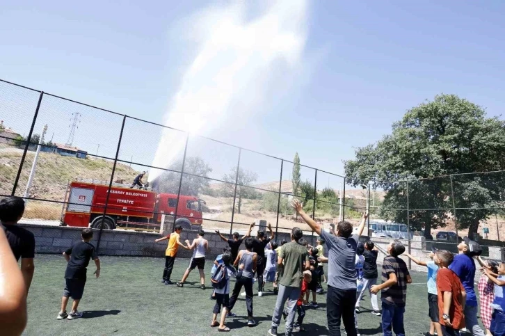 Aksaray’da 41 derece sıcaklıkta bunalanları itfaiye su sıkarak serinletti
