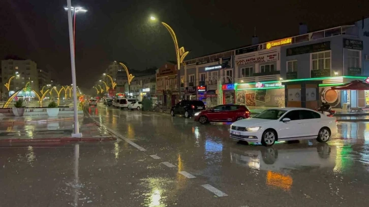 Aksaray’da etkili olan sağanak çiftçinin yüzünü güldürdü
