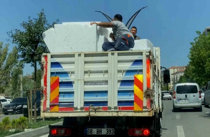 Aksaray’da kamyonet kasasında tehlikeli yolculuk
