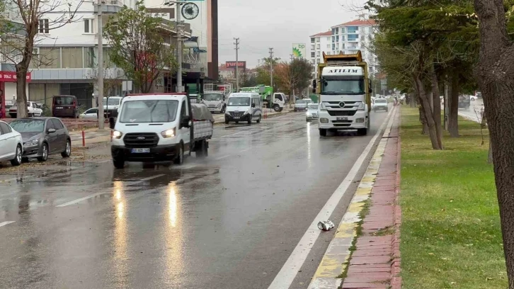 Aksaray’da rüzgar yağmurla birlikte etkisini artırdı
