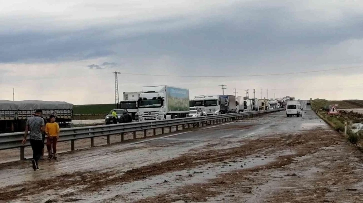 Aksaray’da sel nedeniyle Adana Yolu trafiğe kapatıldı
