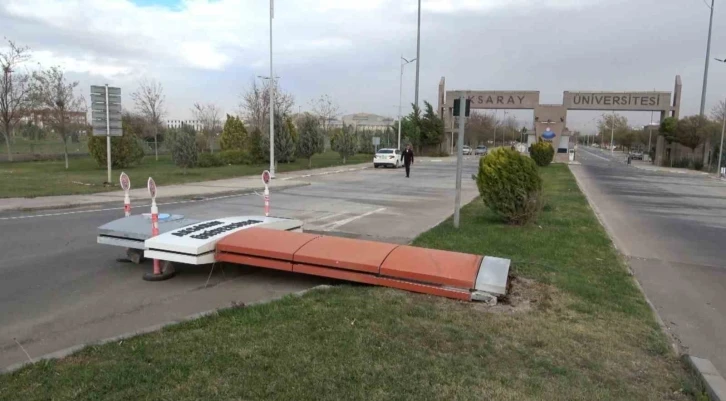 Aksaray’da şiddetli fırtına ağaçları söktü, tabelaları devirdi, çatıları uçurdu
