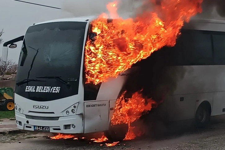 Aksaray'da 25 öğrencinin bulunduğu servis midibüsünde yangın