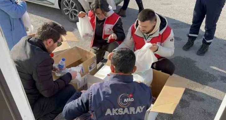 Aksaray’da AFAD ve Kızılay’dan depremzedelere kumanya desteği