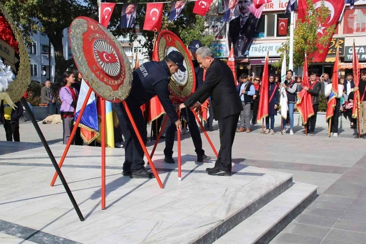 Akşehir’de Cumhuriyet Bayramı kutlamaları çelenk sunumuyla başladı
