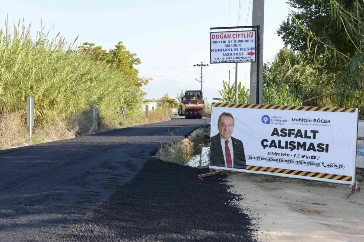 Aksu’da altyapısı tamamlanan yollara sıcak asfalt
