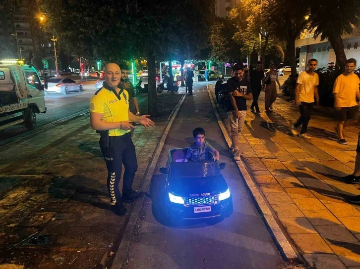 Akülü arabasıyla kaldırımda giden çocuk ile trafik polis arasındaki konuşma tebessüm ettirdi
