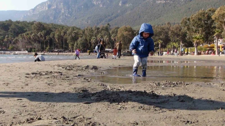 Akyaka’da ürküten deniz suyu çekilmesi 50 metreye ulaştı
