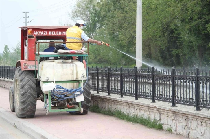 Akyazı’da cadde ve sokaklar ilaçlanıyor
