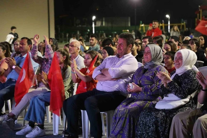 Akyazılılar şampiyonluğu dev ekranda izledi
