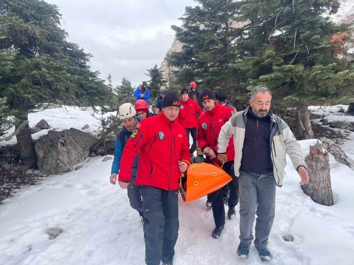 Aladağlar’da tırmanış yaparken düşen dağcı yaralandı
