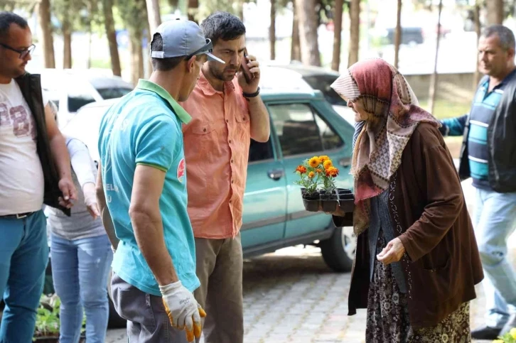 Alanya Belediyesi bayramda 62 bin çiçek dağıttı
